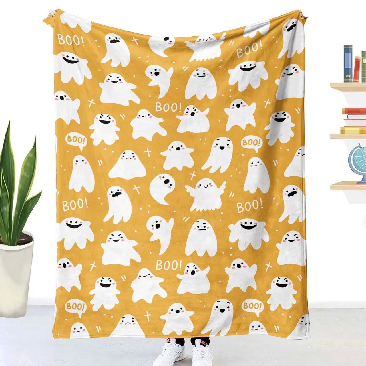 🎃🕸️ Halloween Flannel Blanket – Cozy & Spooky Vibes 🧙♀️🧺 - The Ginger Toy Shop