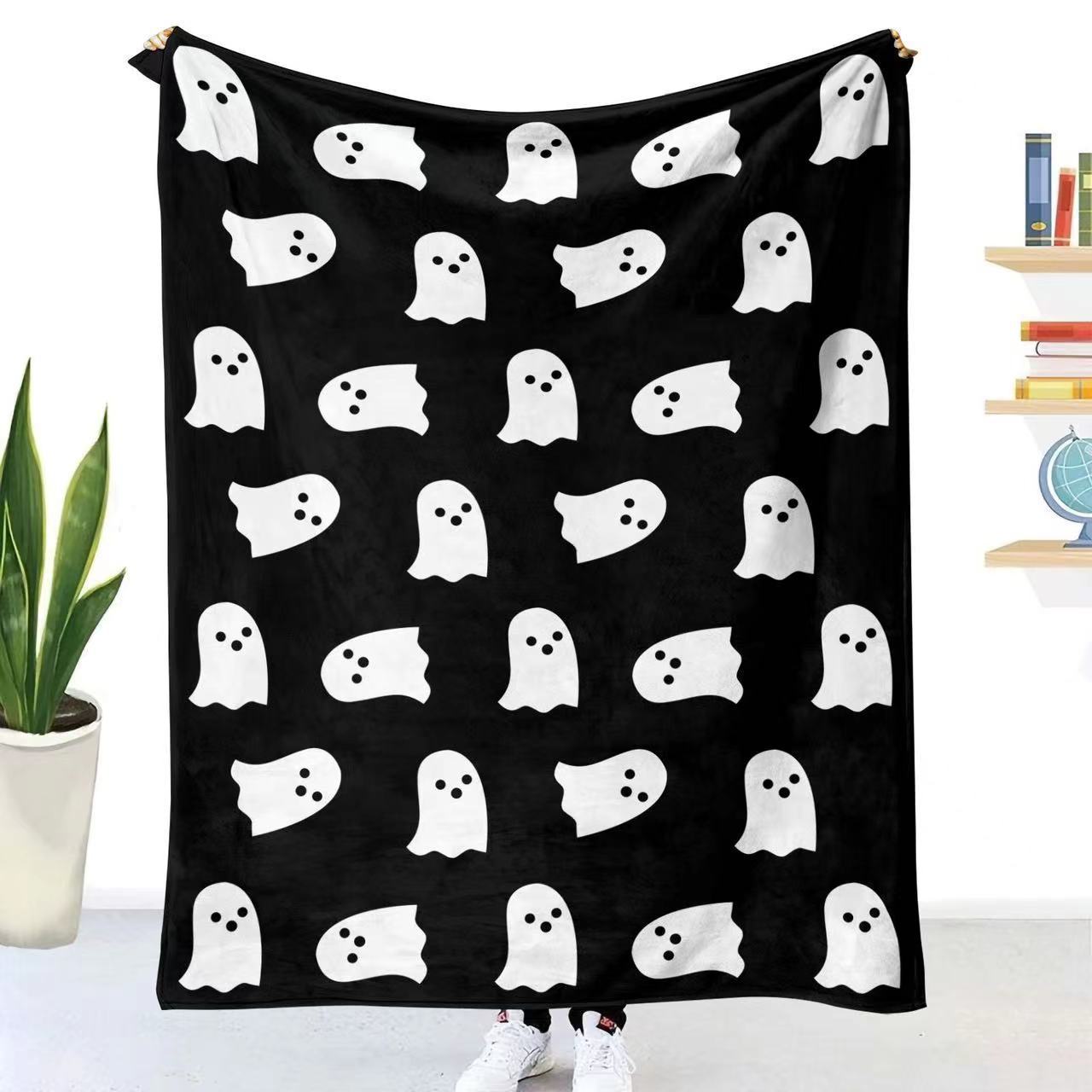 🎃🕸️ Halloween Flannel Blanket – Cozy & Spooky Vibes 🧙♀️🧺 - The Ginger Toy Shop